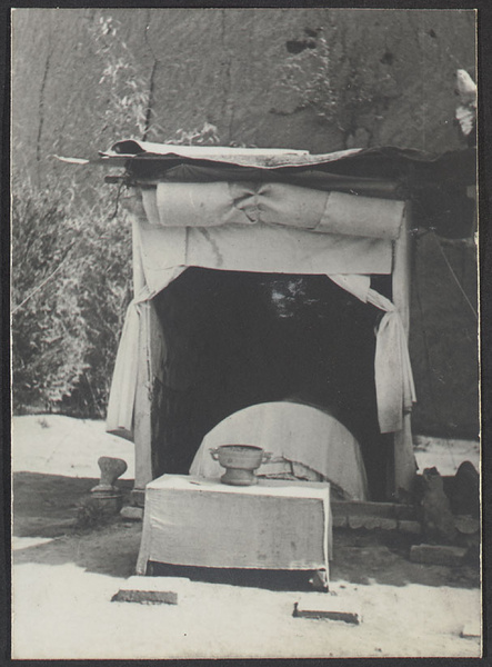 Hsuan Hua Kang, Kansu. A new grave.