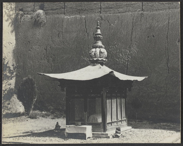 Hsuan Hua Kang, Kansu. Notice incense urn.