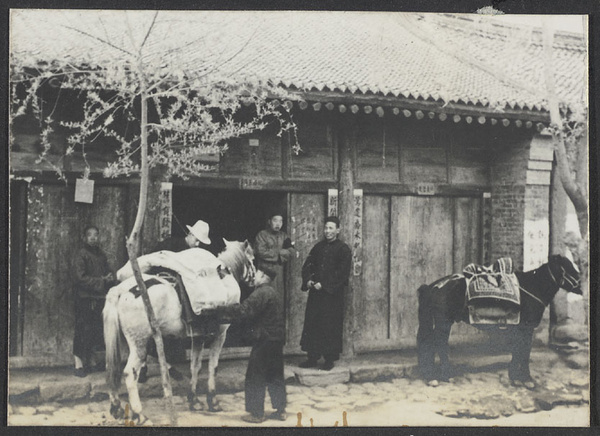 On the road to Pingliang. Leaving our inn - Hua T'ing.