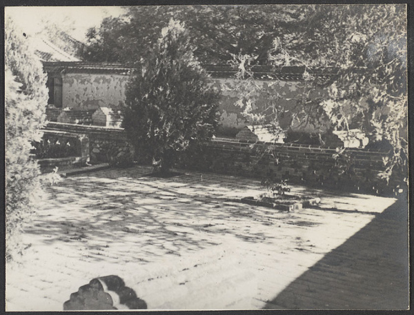 Pingliang, Kansu.  [Kumpei of Mu.]  Other graves in the enclosure.