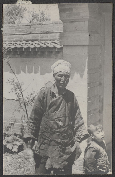Along the old Silk Road to Europe. Caretaker at kumpei of Ma Sung-teh.