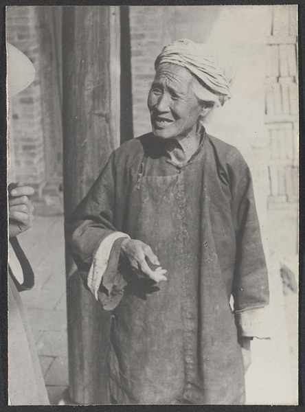 Along the old Silk Road to Europe. Caretaker at the kumpei of Su Lao Fu Tsz.