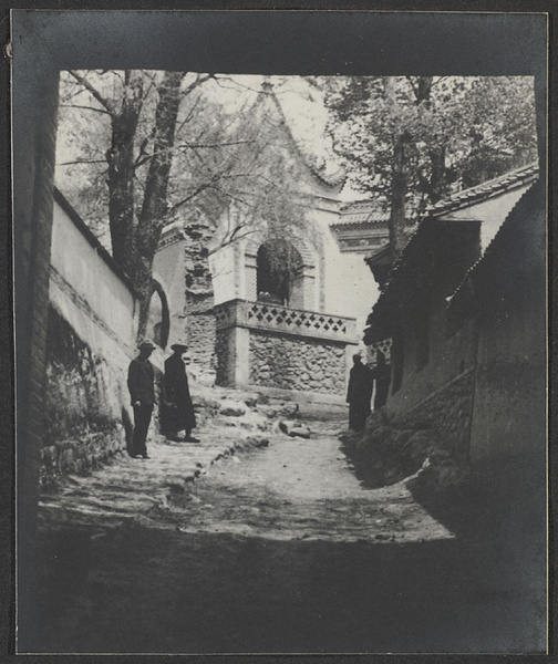 Hsuan Hua Kang, Kansu. Through the gate.