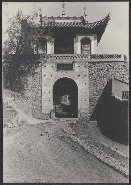 Hsuan Hua Kang, Kansu. Entrance.