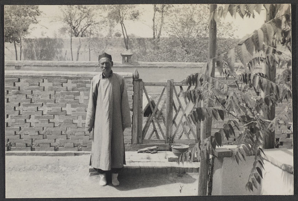 Kinki Hsien, Ningsia. Ma Hua-lung's grave.
