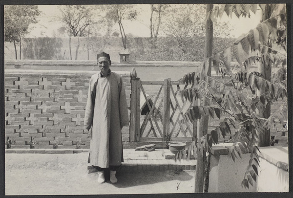 Kinki Hsien, Ningsia.  Ma Hua-lung's grave.