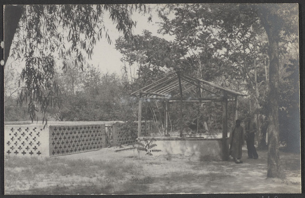 Kinki Hsien, Ningsia.  [Cemetery of Ma Hua-lung.]  Grave enclosure and prayer shelter.