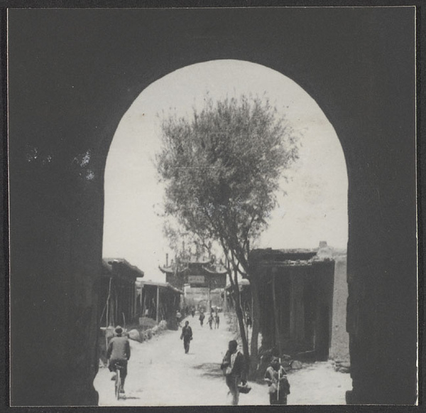 Lin Wu Hsien and across the Yellow River. Through the gate to Lin Wu.