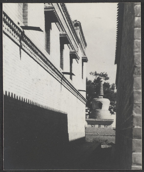 Chiang Chia Miao, Suiyuan.  The side of the main hall.