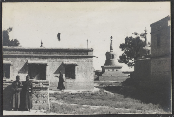 Chiang Chia Miao, Suiyuan.  Several of the chortens.