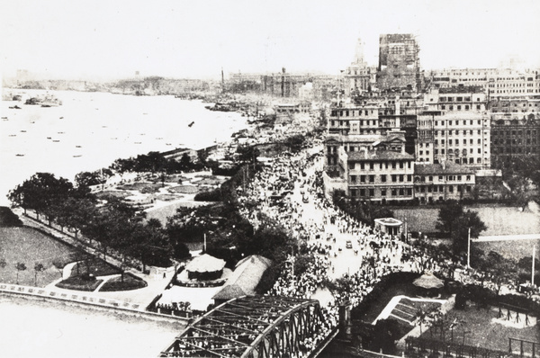 Refugees crossing Garden Bridge to the Bund, Shanghai, August 1937