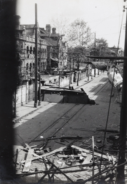 Barricades and guard post, Range Road between North Kiangse Road and Szechuen Road, Shanghai, 1937
