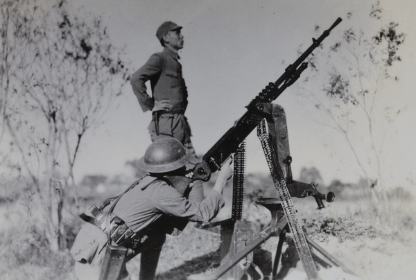 An officer and a machine gun attendant, with a Hotchkiss M1914, near Hungjao, Shanghai, 1937