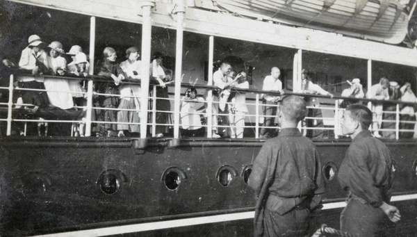 Chinese and European passengers on the 'RMS Empress of Russia', Qingdao (青岛)