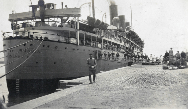 Chinese Labour Corps boarding RMS Empress of Russia, Qingdao (青岛)