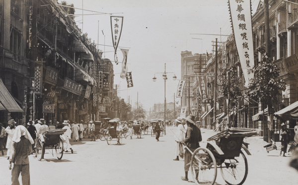 Ma Lu, the main shopping street, Hankow (Wuhan)