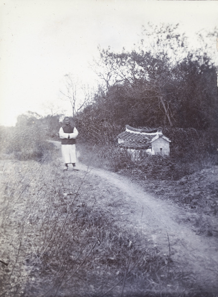 A man standing near a wayside grave, Shanghai