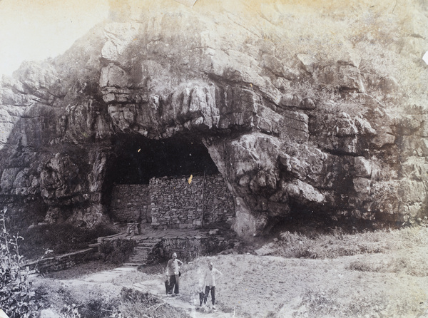 Stone walls at the entrance to the Fairy Cave (仙人洞), Lushan