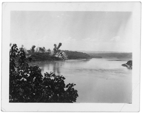 Bombs exploding by the Yangtze River, Chongqing, 1940