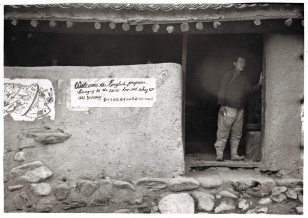 A woman near a poster welcoming Michael Lindsay (林迈可)