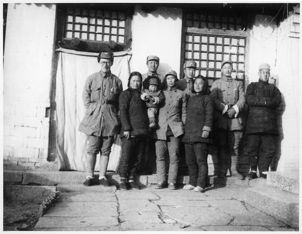 The Lindsey family with Commander Guo (二分区郭司令员), Zhao Erfu, and others, Qian Tan, Jinchaji
