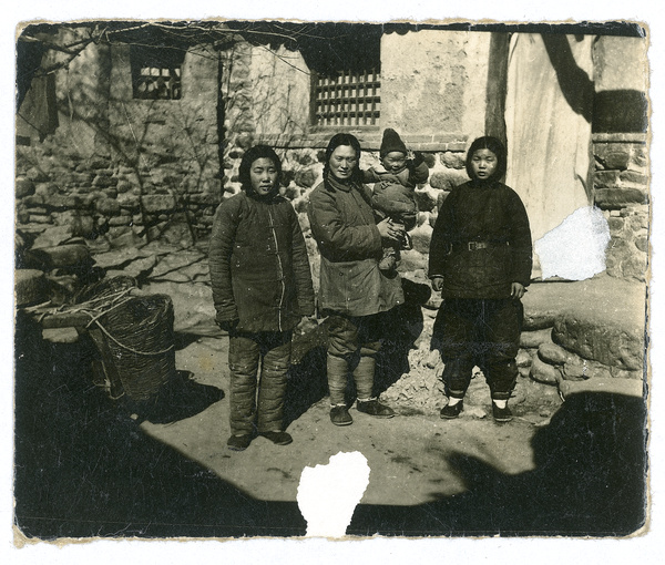 Hsiao Li Lindsay (李效黎) and Erica Lindsay, with two women