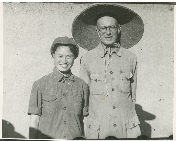 Hsiao Li Lindsay (李效黎) and Michael Lindsay (林迈可), wearing a sun hat, Yan'an (延安)