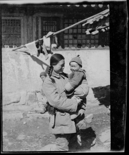 Hsiao Li Lindsay (李效黎) with Erica Lindsay, in winter clothing, Jinchaji