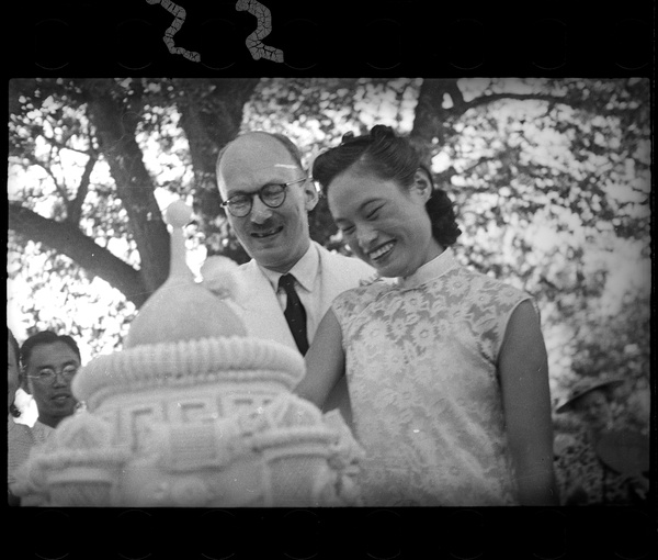 Hsiao Li Lindsay (李效黎) and Michael Lindsay (林迈可) cutting their wedding cake, Yenching University (燕京大學), Beijing (北京)