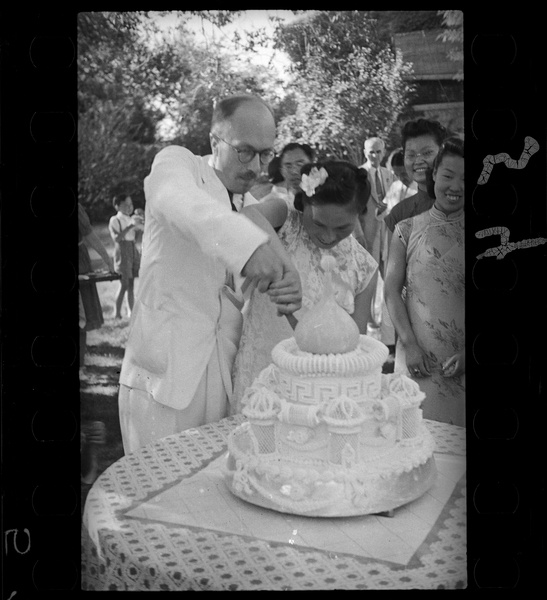 Hsiao Li Lindsay (李效黎) and Michael Lindsay (林迈可) cutting their wedding cake, Yenching University (燕京大學), Beijing (北京)