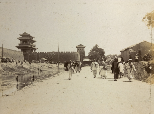 Road and city moat by Yongdingmen (永定门), Beijing