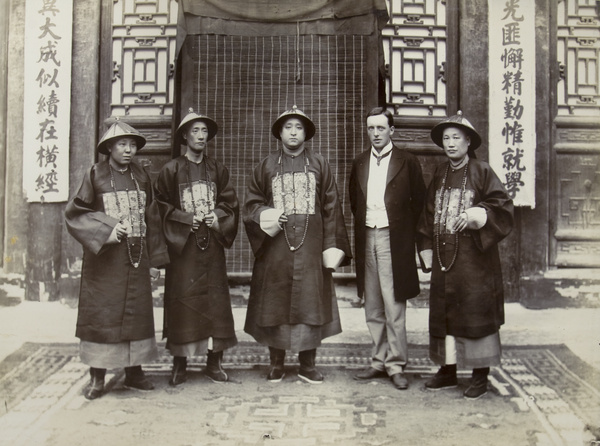 Duke Kung with other Chinese officials and Reginald Johnston, Qufu (曲阜)