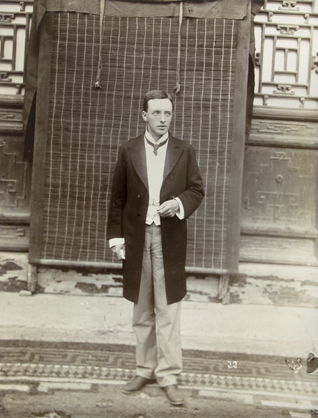 Reginald Johnston, bearer of the picture of King Edward VII, Qufu (曲阜)