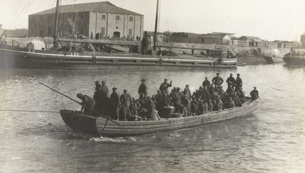 Emigrant families from China on a barge, Tianjin (天津)