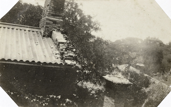 Damaged roof, Wuhu (蕪湖)