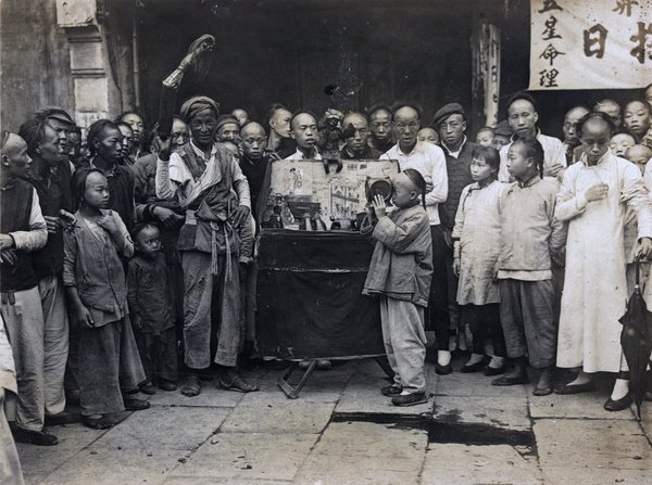 Visualising, at a peep show stall, City God Temple (上海城隍庙), Shanghai