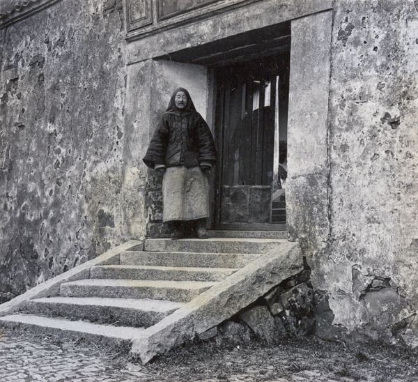 Old man on steps by a temple, Soochow (苏州)