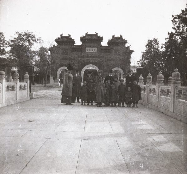 Visitors by the Glazed Archway of Guozijian (国子监), Peking