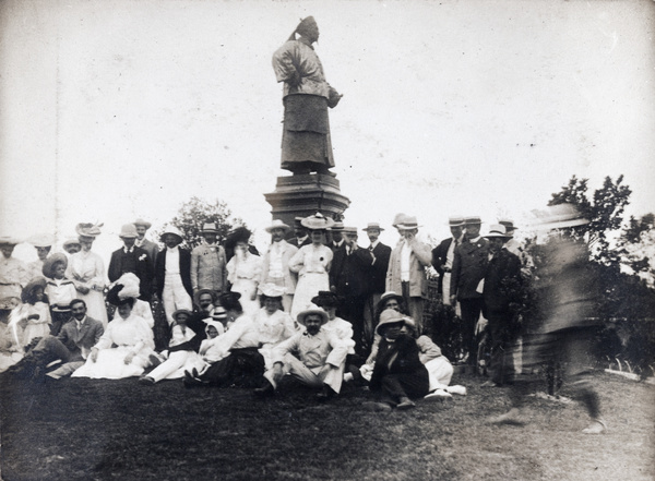 Group picture in front of Li Hongzhang (李鸿章) statue, Shanghai