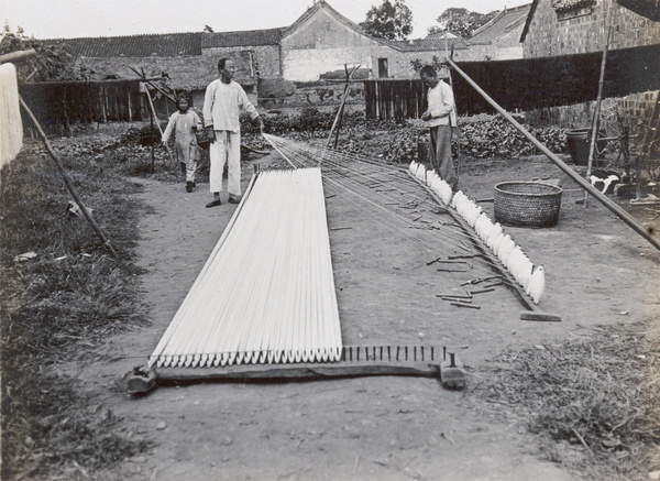 Making cotton yarn with a spinning frame