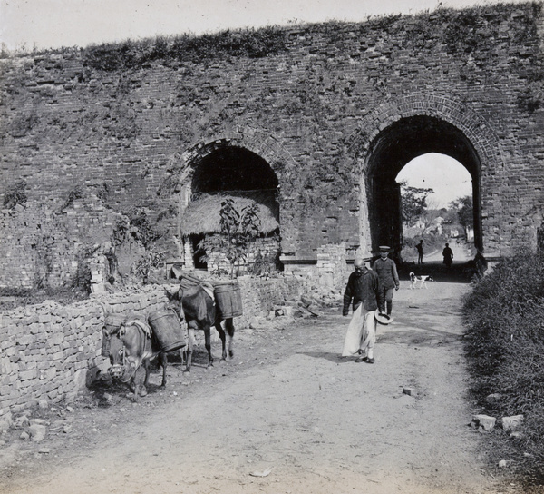 Pedestrians and donkeys by a city gate, Nanjing (南京市)