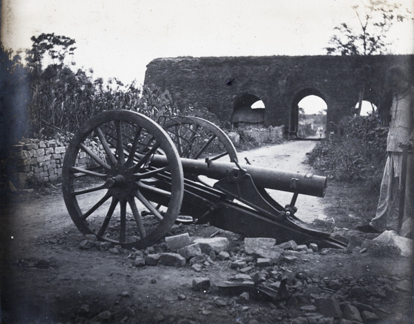 Canon in front of a city gate, Nanjing (南京市)