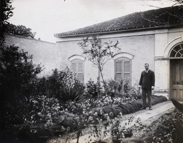 Oliver Heywood Hulme in a garden, Anqing (安庆)