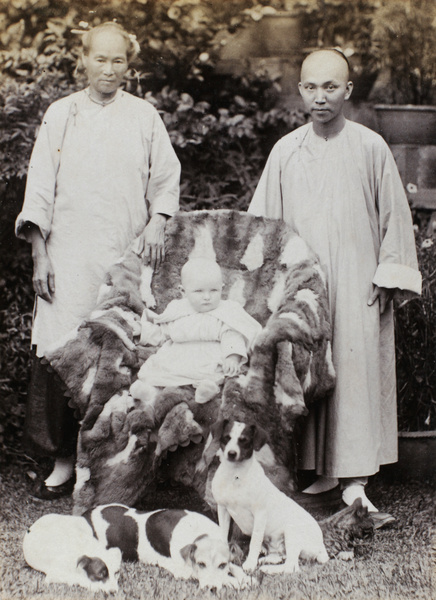 Roma Cave Thomas, with two Chinese men