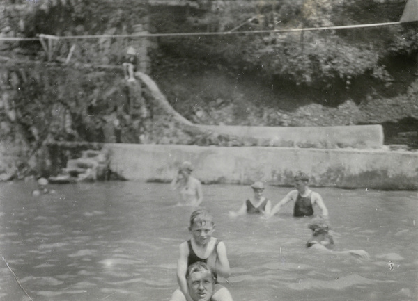 Harold Peck, with Stanley Peck on his shoulders, Mokanshan