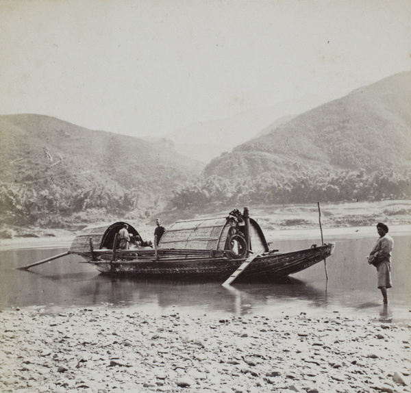 John Thomson's small rapid boat, and crew, beside the River Min, Fujian province