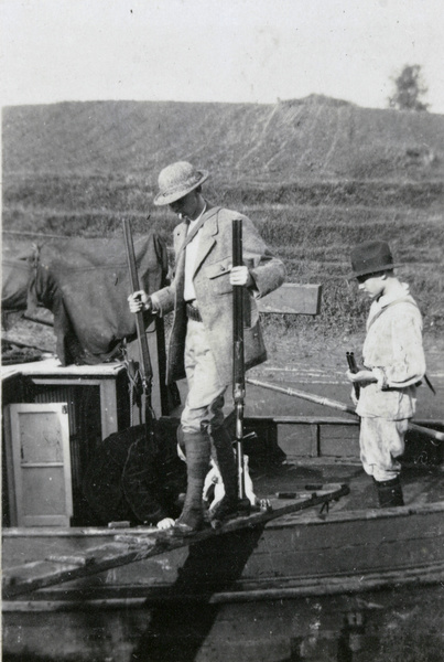 Duck hunters disembarking from the 'Stella'