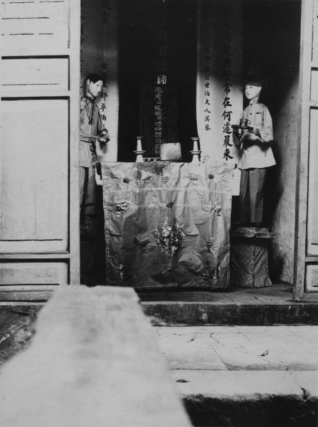 Spirit servants and offerings, City of the Dead, Canton