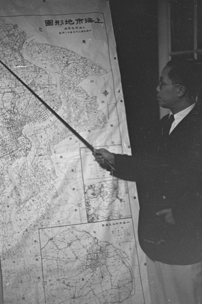 Man pointing to a map of Shanghai