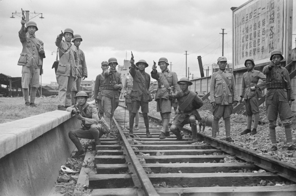 Nationalist troops in show of defence of Shanghai North Railway Station